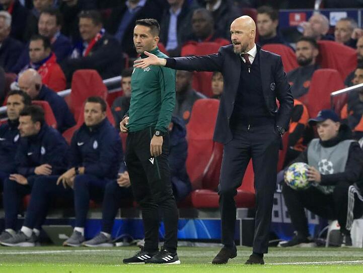 Erik ten Hag (r), Trainer von Ajax Amsterdam, gestikuliert am Spielfeldrand. Foto: Peter Dejong/AP/dpa/Archivbild