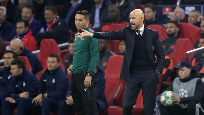 Erik ten Hag (r), Trainer von Ajax Amsterdam, gestikuliert am Spielfeldrand. Foto: Peter Dejong/AP/dpa/Archivbild