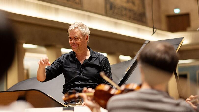 Der finnische Dirigent Hannu Lintu beim Proben mit dem Symphonieorchester des Bayerischen Rundfunks.