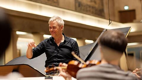 Der finnische Dirigent Hannu Lintu beim Proben mit dem Symphonieorchester des Bayerischen Rundfunks.