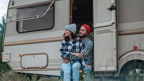 Chic im Camping-Urlaub: Es gibt einige Kleidungsstücke, auf die man in der Natur nicht verzichten sollte.