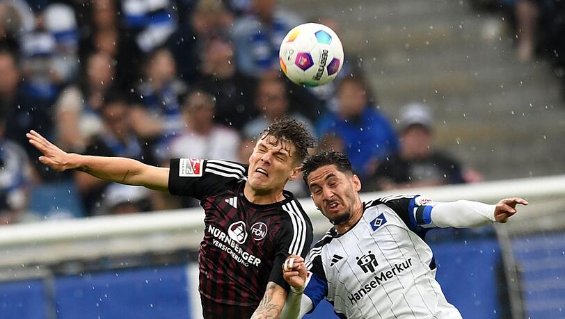 Nürnbergs Erik Wekesser (l.) und Hamburgs Ludovit Reis kämpfen um den Ball.