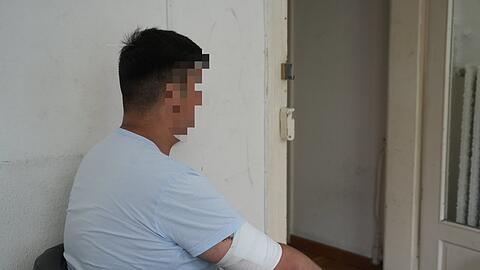 C. (18) ist eines der beiden Opfer des rassistischen Angreifers, der am Dienstag in Pasing mit einem Küchenmesser zustach. An seinem rechten Arm ist die bandagierte Schnittwunde zu sehen. Der richtige Name von C. ist der Redaktion bekannt.
