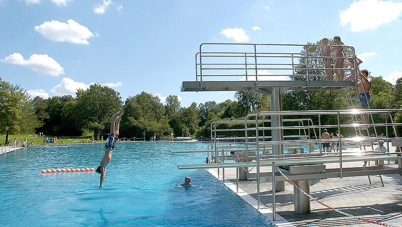 Nicht nur bei schönem Wetter ein Anlaufpunkt für Badegäste: Das Freibad West in der Weinbergerstraße 11.