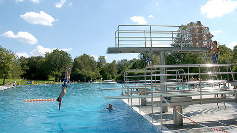Nicht nur bei schönem Wetter ein Anlaufpunkt für Badegäste: Das Freibad West in der Weinbergerstraße 11.