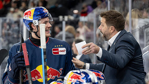 EHC-Cheftrainer Oliver David (r.) im Gespräch mit Verteidiger Rio Kaiser.