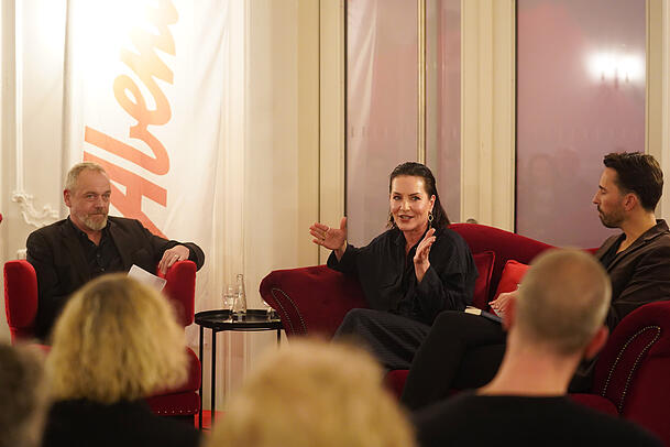 Marisa Burger stellt sich den Fragen von Michael Schilling und Steffen Trunk auf AZ-Sofa im Barocksaal des deutschen Theaters. Marisa Burger stellt sich den Fragen von Michael Schilling und Steffen Trunk auf AZ-Sofa im Barocksaal des deutschen Theaters.