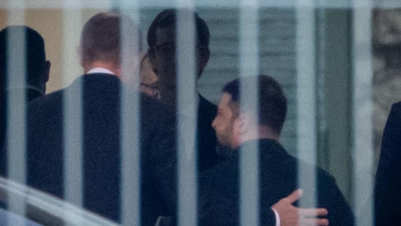 Herzlich begrüßt Bundeskanzler Friedrich Merz (CDU) den Gast aus Kiew. Herzlich begrüßt Bundeskanzler Friedrich Merz (CDU) den Gast aus Kiew.