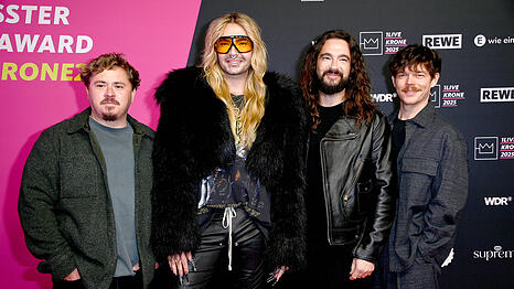 Die Band Tokio Hotel im Dezember 2025. Gustav Sch&auml;fer (l.) ist schon bald bei RTL zu sehen.