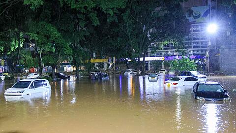 Einige Einwohner sind ertrunken, andere aufgrund besch&auml;digter Stromkabel get&ouml;tet worden.