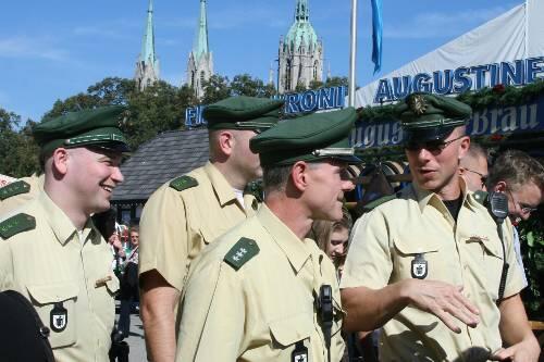Gut sichtbar: Polizei auf der Wiesn. Doch es gibt dort auch viele Beamte in zivil.