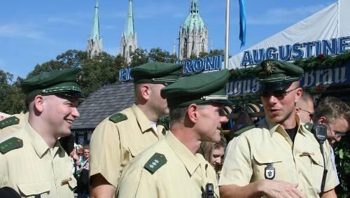Gut sichtbar: Polizei auf der Wiesn. Doch es gibt dort auch viele Beamte in zivil. Gut sichtbar: Polizei auf der Wiesn. Doch es gibt dort auch viele Beamte in zivil.