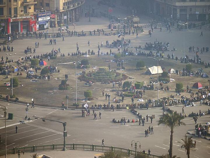 Demonstranten haben die Nacht zum Montag trotz Ausgangssperre auf dem zentralen Tharir-Platz in Kairo verbracht.