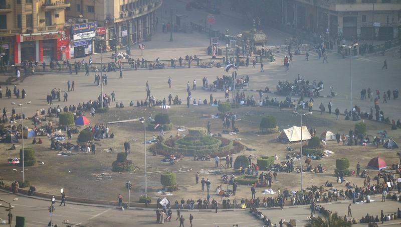 Demonstranten haben die Nacht zum Montag trotz Ausgangssperre auf dem zentralen Tharir-Platz in Kairo verbracht. Demonstranten haben die Nacht zum Montag trotz Ausgangssperre auf dem zentralen Tharir-Platz in Kairo verbracht.