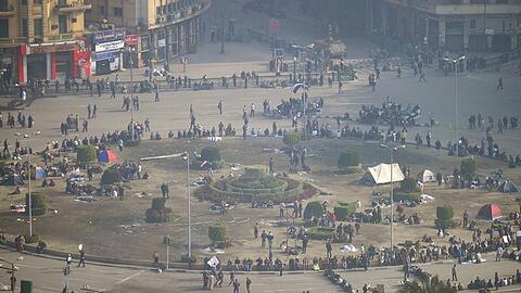Demonstranten haben die Nacht zum Montag trotz Ausgangssperre auf dem zentralen Tharir-Platz in Kairo verbracht.
