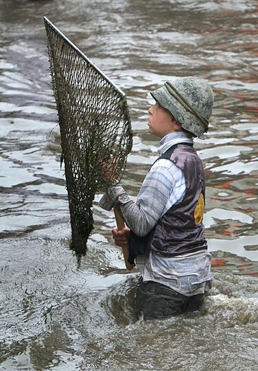 Zahlreiche Hobbyfischer beteiligten sich bei Regen und kühlen Temperaturen an dem alljährlichen Forellenfischen. Dem Fänger des größten Fisches winkt der Titel des "Fischerkönigs".