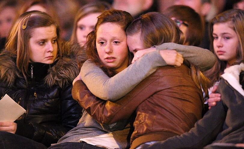 Der schwerste Gang der Angehörigen: Eltern, Verwandte und Freunde haben den Tunnel besucht, in dem 28 Menschen, darunter 22 Kinder in der Schweiz ums Leben gekommen sind. Ganz Belgien und die Schweiz versinkt in tiefer Trauer. Die Bilder