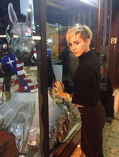 Viele Stars gehen dieses Jahr als Miley Cyrus. Doch das hier ist die echte Miley. Dieses Kostüm scheint es ihr angetan zu haben.