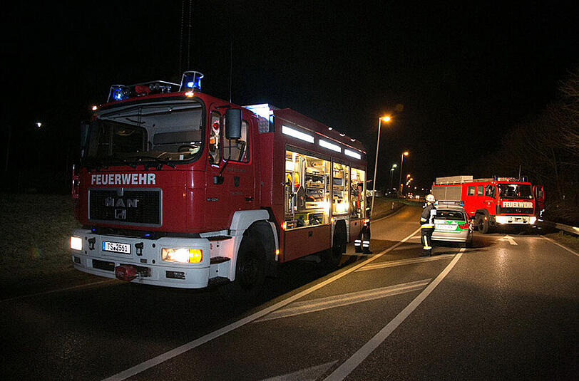 Bilder vom Unfallort in Trostberg: Der alkoholisierte Fahrer (23 J.) wurde schwer verletzt.