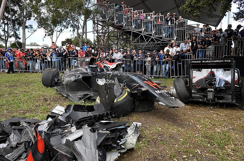 Schock-Moment zum WM-Auftakt der Formel 1 in Melbourne. Fernando Alonso ist in einen Horror-Crash verwickelt. Die Bilder vom Unfall.
