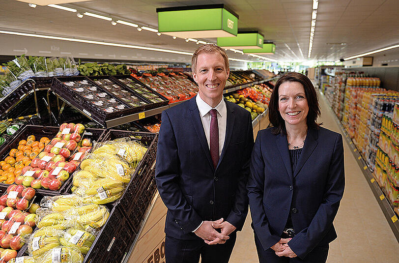 Lars Linscheid, Geschäftsführer der ALDI SÜD Regionalgesellschaft Ebersberg und Jeannette Thull, Geschäftsführerin Zentraleinkauf, bei der Vorstellung der Filiale der Zukunft in München-Unterhaching.