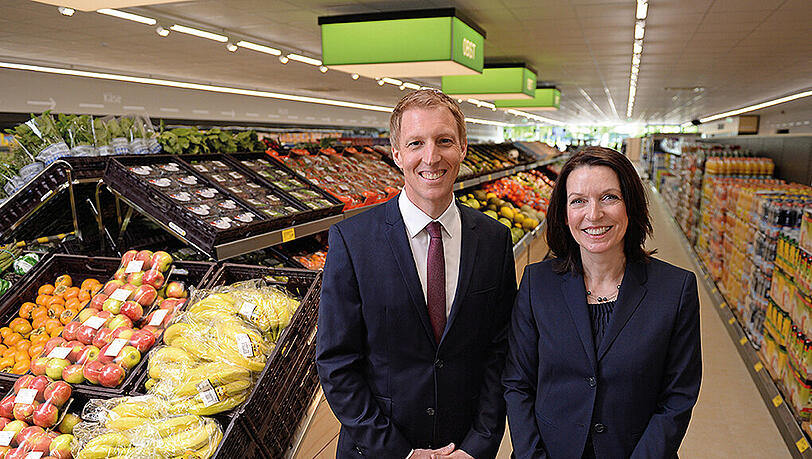 Lars Linscheid, Geschäftsführer der ALDI SÜD Regionalgesellschaft Ebersberg und Jeannette Thull, Geschäftsführerin Zentraleinkauf, bei der Vorstellung der Filiale der Zukunft in München-Unterhaching.