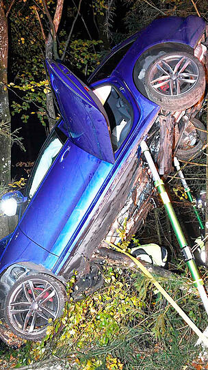Der hochmotorisierte Audi landete fast senkrecht an einem Baum. Die beiden 18-Jährigen Insassen blieben unverletzt.