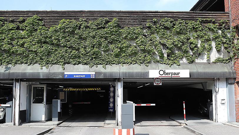Während bei Oberpaur Autofahrer sechs Jahre auf einen Dauerstellplatz warten müssen, ist bei Karstadt ab 1. Juni auf die spontane Anfrage hin sofort ein Platz frei. Während bei Oberpaur Autofahrer sechs Jahre auf einen Dauerstellplatz warten müssen, ist bei Karstadt ab 1. Juni auf die spontane Anfrage hin sofort ein Platz frei.