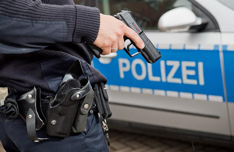 Ein Polizist hat bei einem Einsatz seine Waffe gezogen und geschossen (Symbolbild).
