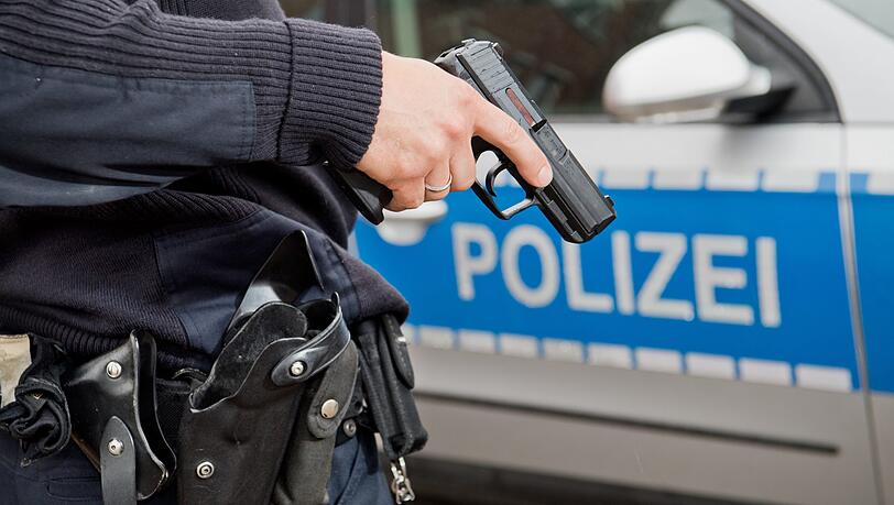 Ein Polizist hat bei einem Einsatz seine Waffe gezogen und geschossen (Symbolbild). Ein Polizist hat bei einem Einsatz seine Waffe gezogen und geschossen (Symbolbild).