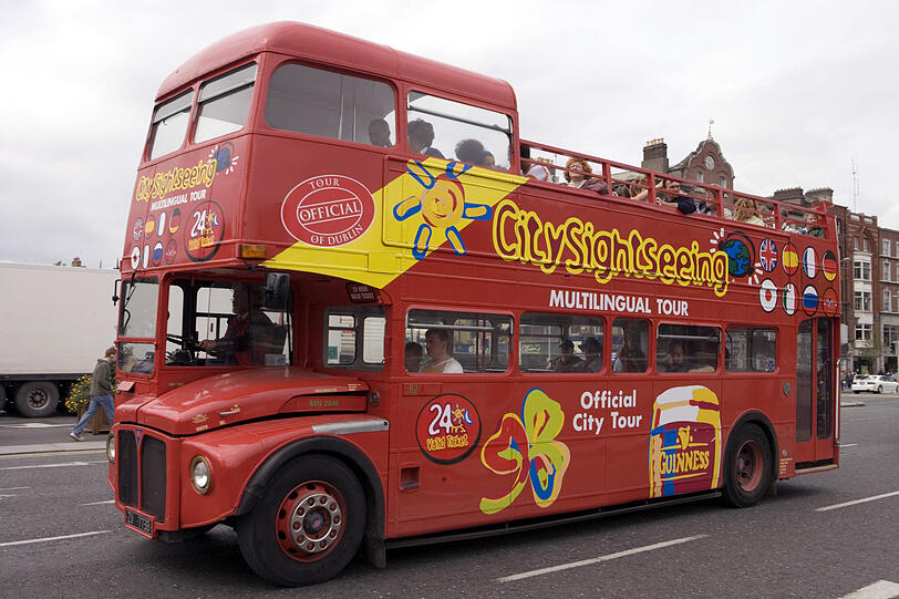 Mit dem Doppeldeckerbus geht es stilecht durch das alte Dublin.