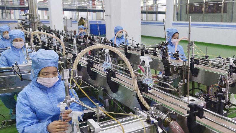 Arbeiter einer Seifenfabrik in Nordkorea. Arbeiter einer Seifenfabrik in Nordkorea.