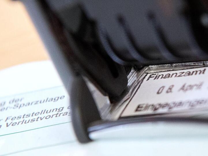 Finanzamt-Stempel auf einem Formular einer Steuererklärung. Mit der Steuererklärung muss sich im Mai 2019 niemand hetzen: Es gelten neue Fristen.