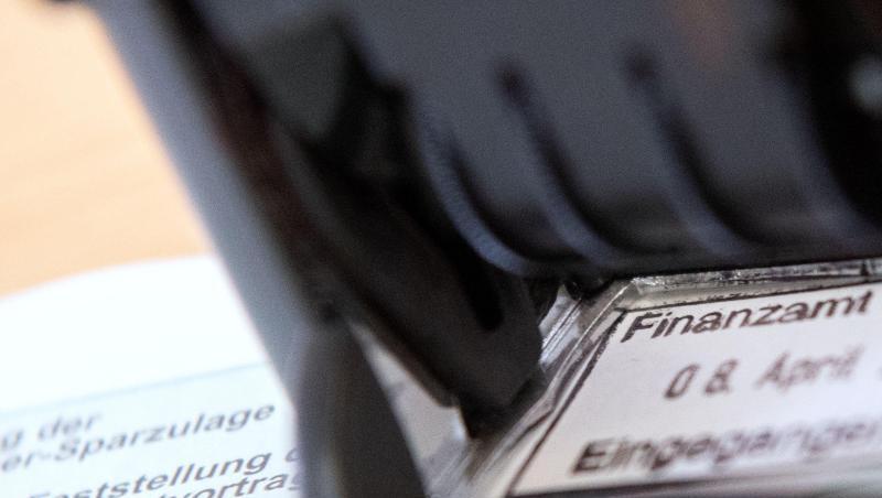 Finanzamt-Stempel auf einem Formular einer Steuererklärung. Mit der Steuererklärung muss sich im Mai 2019 niemand hetzen: Es gelten neue Fristen. Finanzamt-Stempel auf einem Formular einer Steuererklärung. Mit der Steuererklärung muss sich im Mai 2019 niemand hetzen: Es gelten neue Fristen.