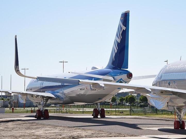 Flugzeuge der Baureihe Airbus A320neo stehen ohne Triebwerke auf dem Werksgelände in Hamburg-Finkenwerder.
