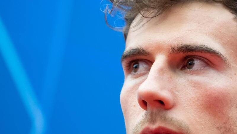 Bayern-Spieler Leon Goretzka setzt auf gesellschaftlichen Zusammenhalt. Bayern-Spieler Leon Goretzka setzt auf gesellschaftlichen Zusammenhalt.