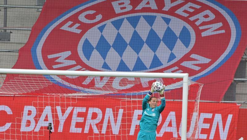 Laura Benkarth vom FC Bayern München hält einen Ball.