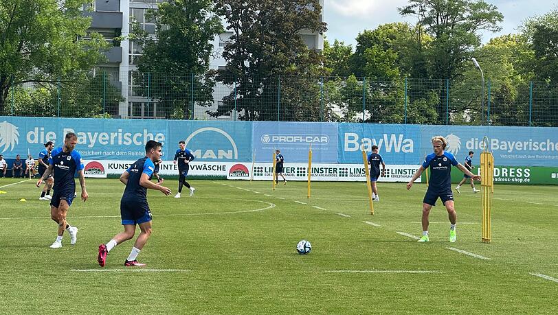 Die erste Übung der Löwen-Saison 2023/24: Pässe und Diagonalpässe. Zwischen dem 4. und 6. August steht der erste Spieltag an.