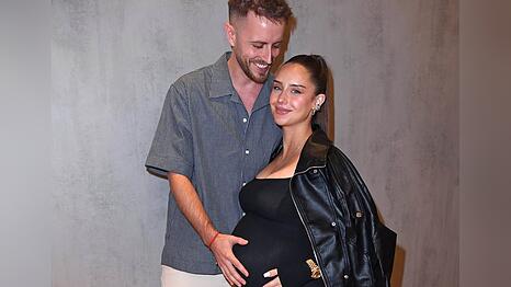 Julian Cla&szlig;en und seine Verlobte Palina haben Ja gesagt.