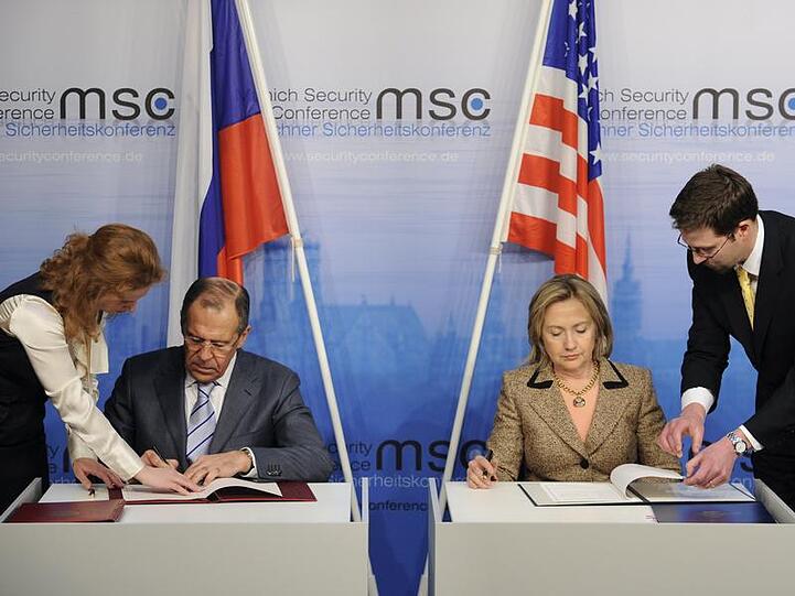 Die Außenminister beider Länder, Hillary Clinton und ihr russischer Kollege Sergej Lawrow, tauschten die Ratifizierungsurkunden aus.
