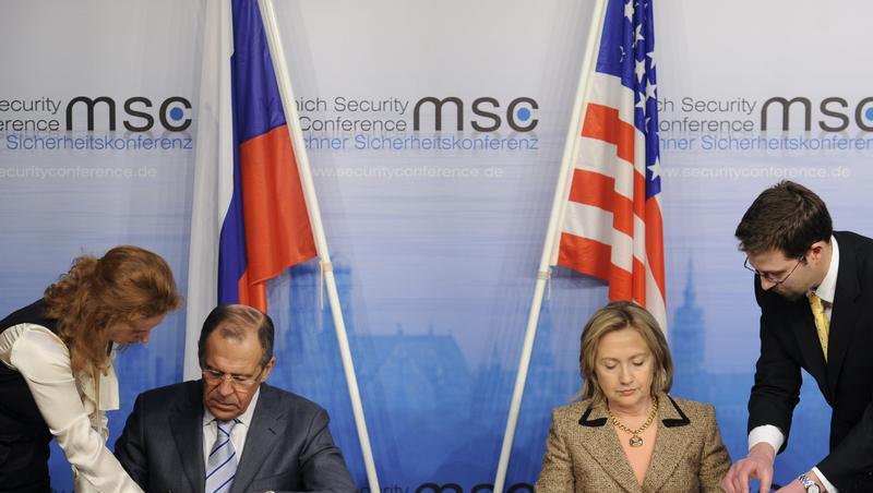 Die Außenminister beider Länder, Hillary Clinton und ihr russischer Kollege Sergej Lawrow, tauschten die Ratifizierungsurkunden aus. Die Außenminister beider Länder, Hillary Clinton und ihr russischer Kollege Sergej Lawrow, tauschten die Ratifizierungsurkunden aus.