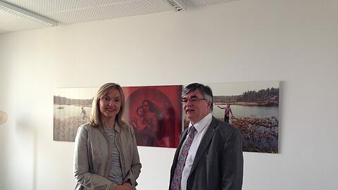 Justizministerin Beate Merk und Günther Bauer, Vorstand der Inneren Mission, bei der Eröffnung der ersten psychotherapteutischen Fachambulanz für entlassene Gewaltstraftäter