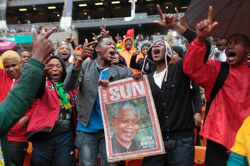 Südafrika verabschiedet sich von Nelson Mandela. Um 14 Uhr MEZ beginnt die gigantische Trauerfeier, die auf 90 Leinwände im Land übertragen wird. So langsam füllen sich die Plätze im Land. Hier die Bilder...