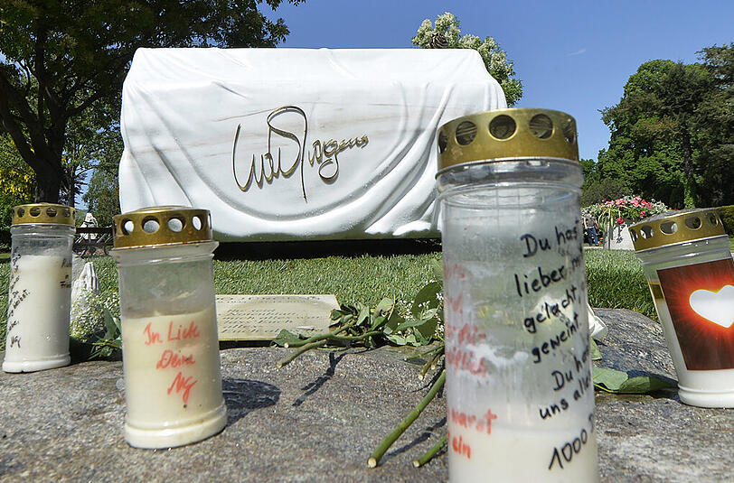 Fans nehmen Abschied von Udo Jürgens an einem weißen Flügel aus Marmor auf dem Wiener Zentralfriedhof.
