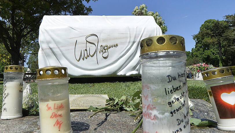 Fans nehmen Abschied von Udo Jürgens an einem weißen Flügel aus Marmor auf dem Wiener Zentralfriedhof. Fans nehmen Abschied von Udo Jürgens an einem weißen Flügel aus Marmor auf dem Wiener Zentralfriedhof.