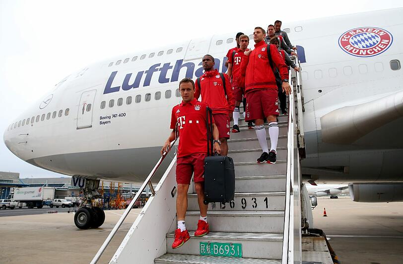 Es ist vollbracht: Nach einer Odyssee ist der FC Bayern endlich in Shanghai angekommen. Die Bilder.