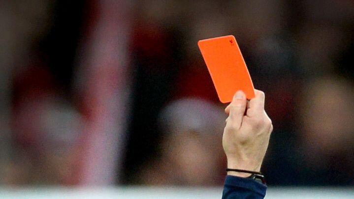 Weil er vom Platz gestellt werden sollte, hat ein 30-Jähriger einen Schiedsrichter attackiert.
