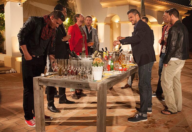 Die Jungs bedienen sich am reichgedeckten Tisch in der Bachelorette-Villa.