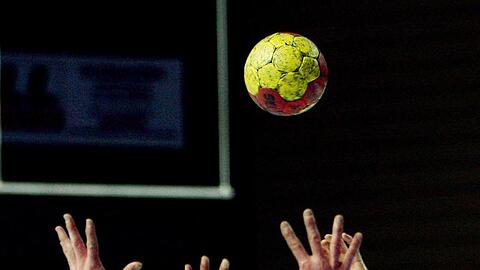 Ein Handball-Spiel. Foto: Boris Roessler/dpa/Symbolbild