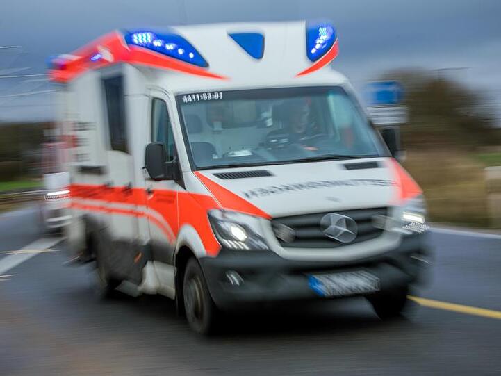 Mann verletzt Hausmeister mit Machete: Notarzteinsatz. Foto: Jens Büttner/Archiv